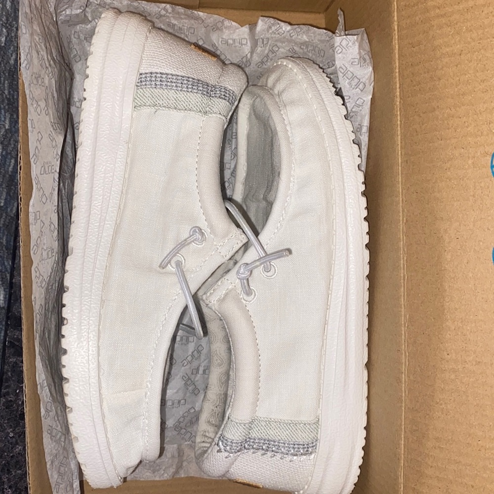 Hey dudes!Natural white,only worn twice comes with the box that they came in:)